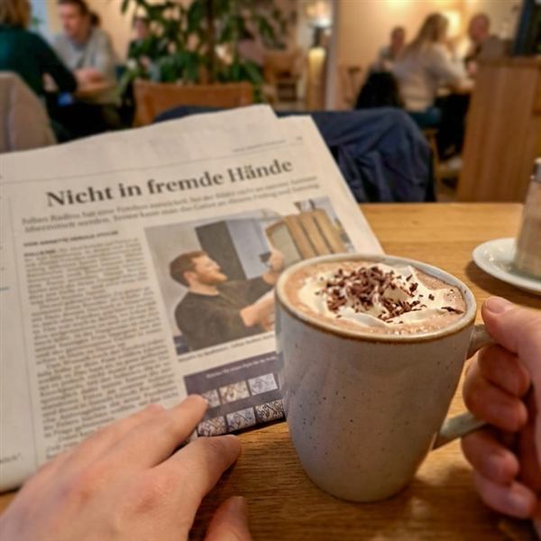 Mitteldeutsche Zeitung mit dem Artikel über fotobox.berlin auf einem Cafétisch