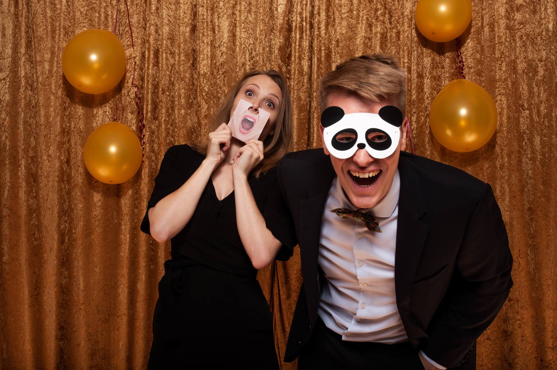 Beispielbilder eines Paares auf einer Abschlussfeier, Abiball Beispielbilder Paar Abschlussfeier Abiball Fotobox Berlin Mieten