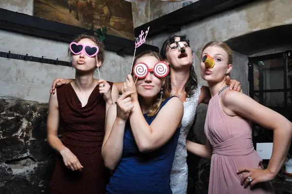 Fotobox Berlin Hochzeit Beispielbild Gruppe neutraler Hintergrund Props