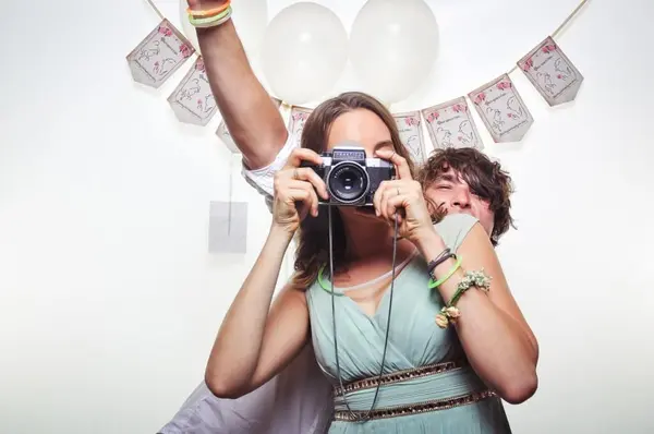 fotobox berlin beispielbild wei&szlig;er Hintergrund girlande