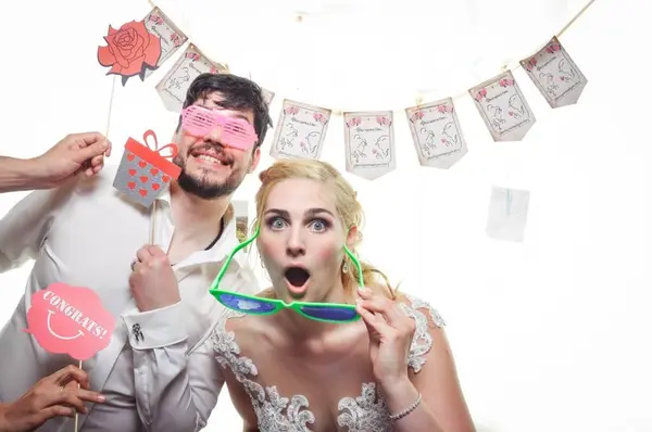 Hochzeit fotobox mieten berlin wei&szlig;em Hintergrund Props Girlande
